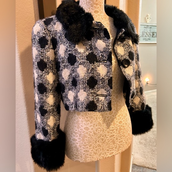 LA DIFFERENCE Cropped Jacket
Monte Carlo
Made in Italy
Size 4/6 - Picture 6 of 14